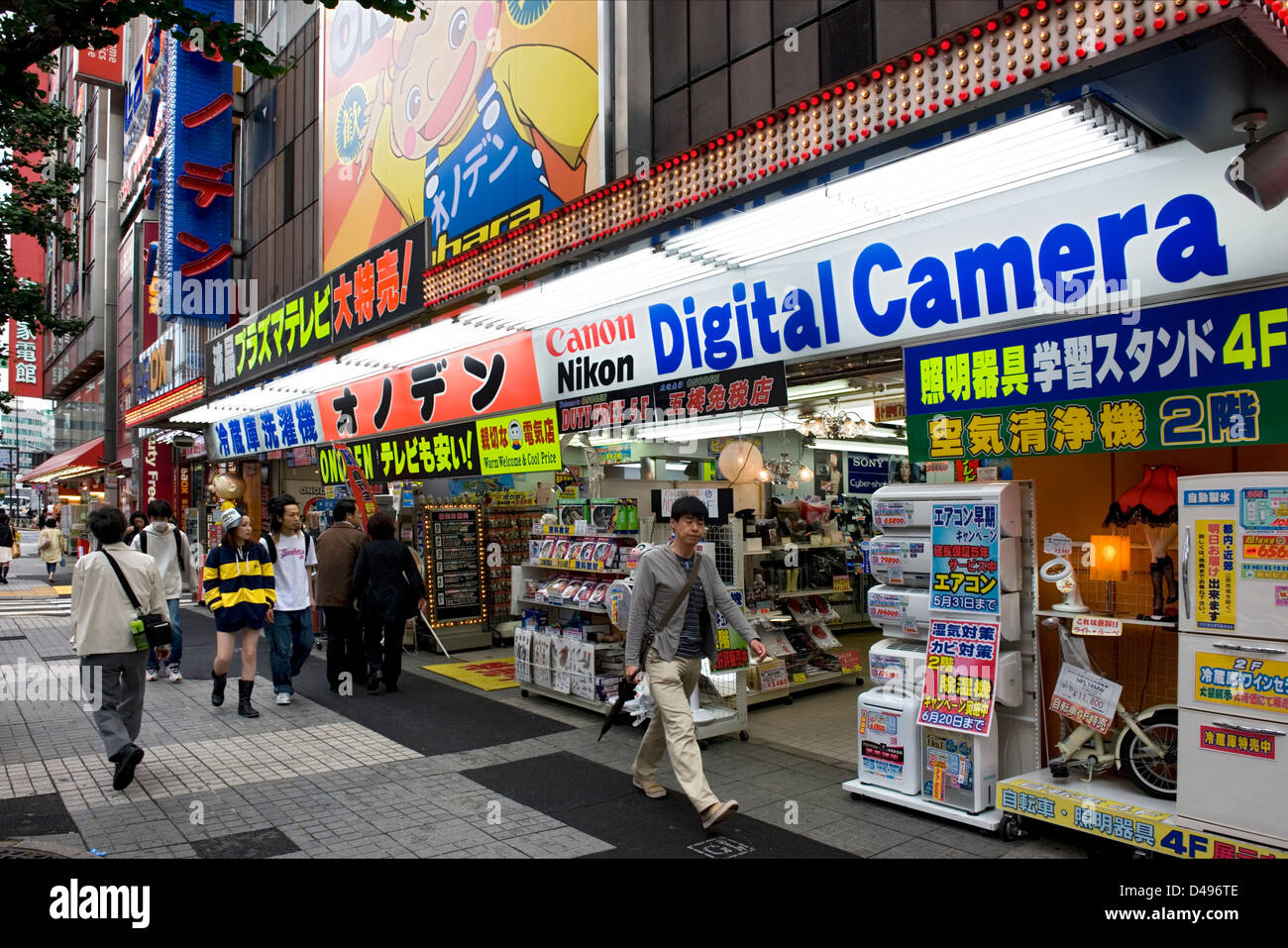 Side-by-Side Einzelhandelsgeschäfte verkaufen, Computer, Software, Kameras und Anime Produkte im Consumer Elektronik Akihabara Bezirk Stockfoto