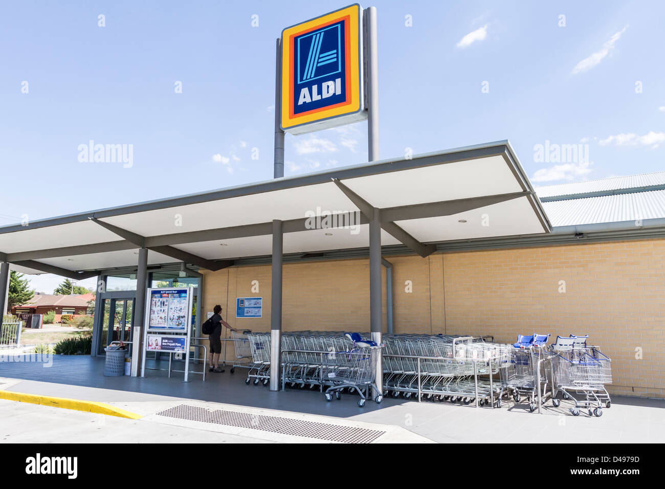 Käufer, die Ankunft in Aldi Schnitt Preis Supermarkt in Sunbury, Victoria, Australien Stockfoto