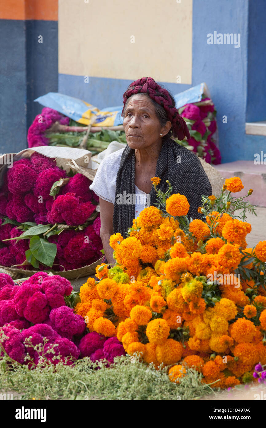 Blume-Anbieter an Ocotlan Markt verkauft Blumensträuße von Ringelblumen und andere Blumen während der Tag der Toten, Oaxaca, Mexiko. Stockfoto