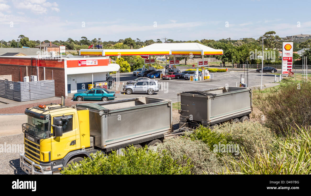 Coles Marke Shell-Tankstelle in Sunbury, Victoria, Australien Stockfoto