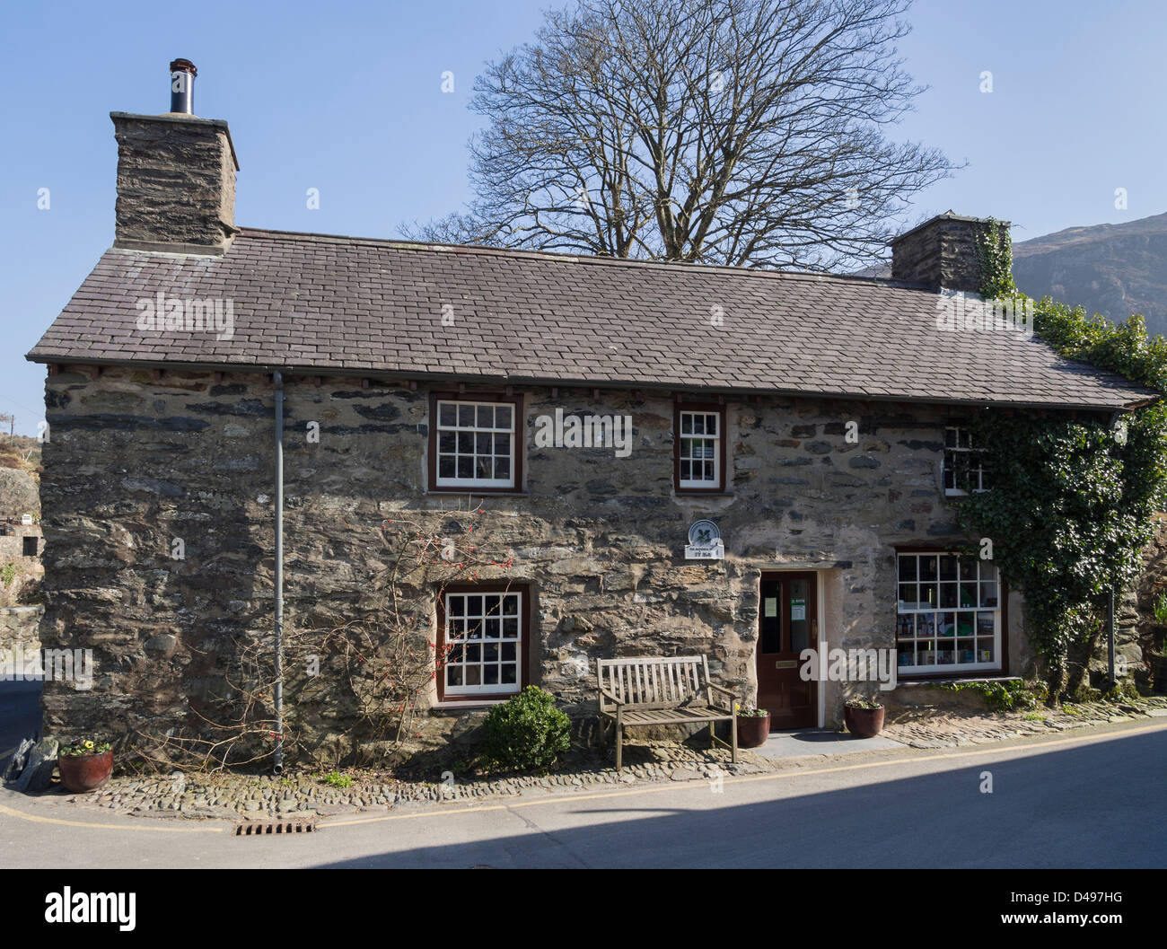 Traditionellen alten walisischen Haus, 17. Jahrhundert, das Ty Isaf ist heute ein Shop und Ausstellung, älteste Gebäude in Beddgelert, Wales, UK Stockfoto