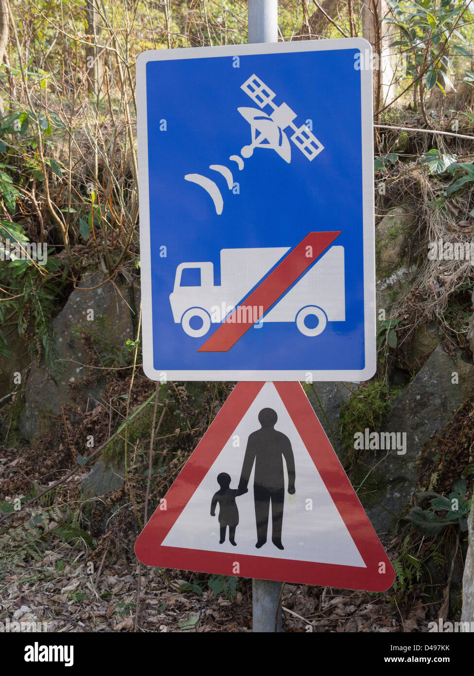 Schild Warnung lkw-fahrer nicht Satellitennavigation auf schmalen Feldweg ungeeignet für schwere Nutzfahrzeuge Zugang zu verwenden. Großbritannien Stockfoto