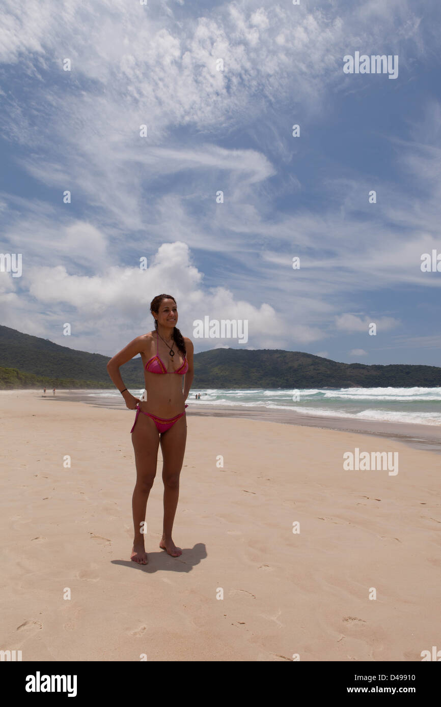 Schöne junge Frau im Bikini am Strand von Lopes Mendes, Ilha Grande, Bundesstaat Rio De Janeiro, Brasilien. Stockfoto