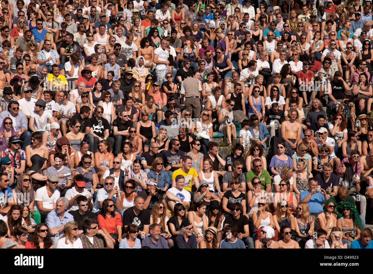 Berlin, Deutschland, sieht das Publikum am Mauerpark Karaoke singen Stockfoto