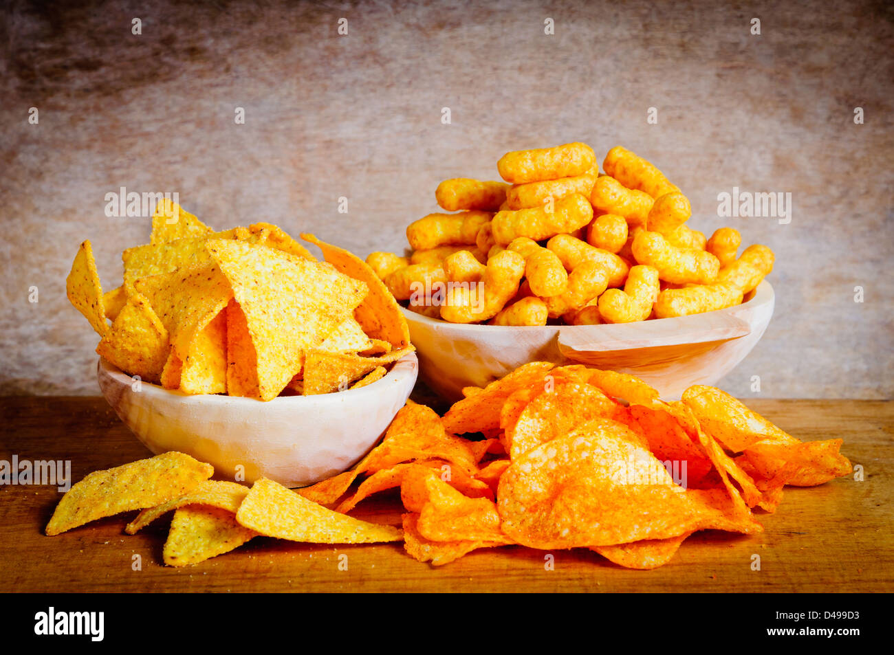 Chips, Nachos und locken Snacks auf einem hölzernen Hintergrund Stockfoto