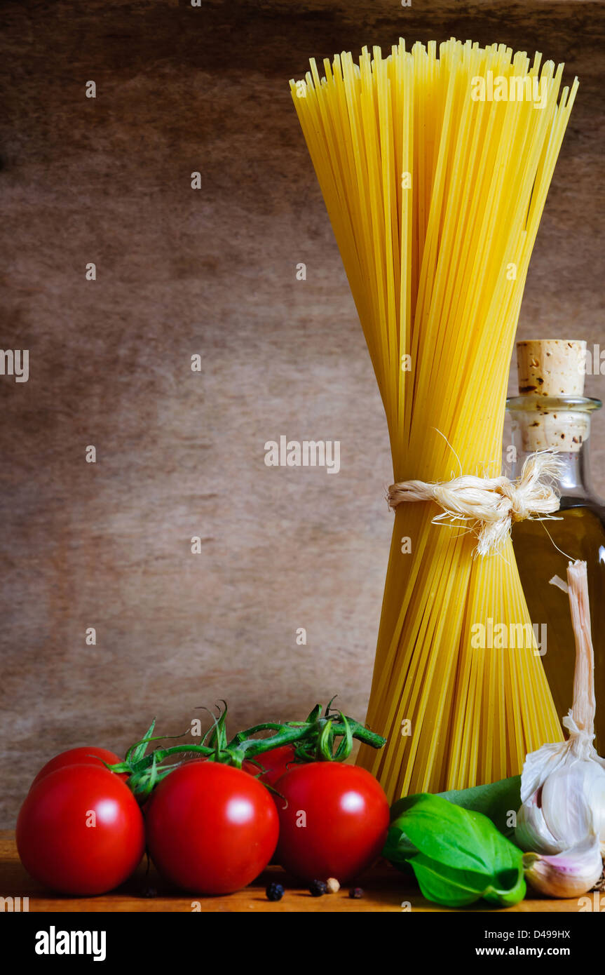 Traditionelle italienische Pasta Hintergrund mit Zutaten ein Text kopieren Raum Stockfoto