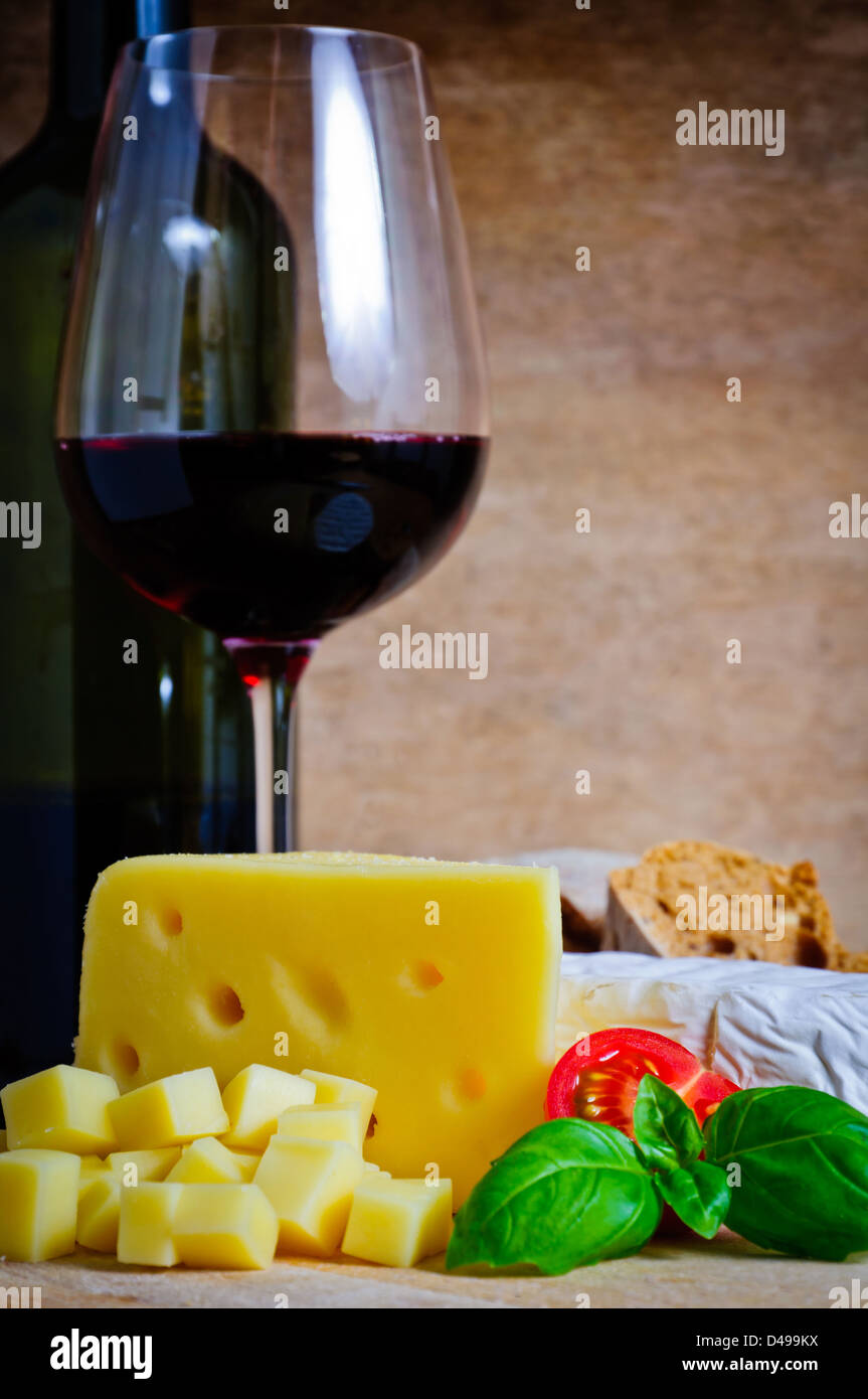 Käse-Aperitif und ein Glas Rotwein Stockfoto