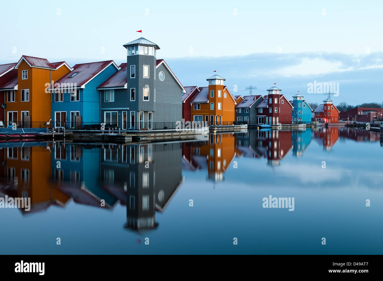 bunte Gebäude auf dem Wasser im Reitdiephaven in Groningen, Niederlande Stockfoto