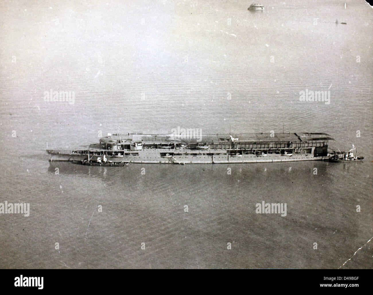 Die HMS Furious (R47) war ein britischer Flugzeugträger, der in der Royal Navy diente. Ursprünglich als Schlachtkreuzschiff gebaut, wurde es zu einem Flugzeugträger umgebaut und spielte im Zweiten Weltkrieg eine bedeutende Rolle in der Seefahrt Stockfoto