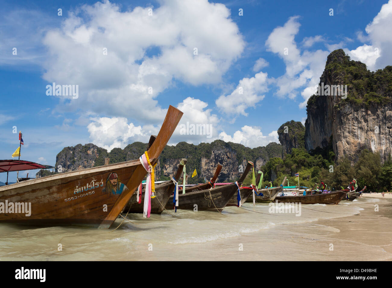 Longtail-Boot am Railay Beach, Krabi, Thailand Stockfoto