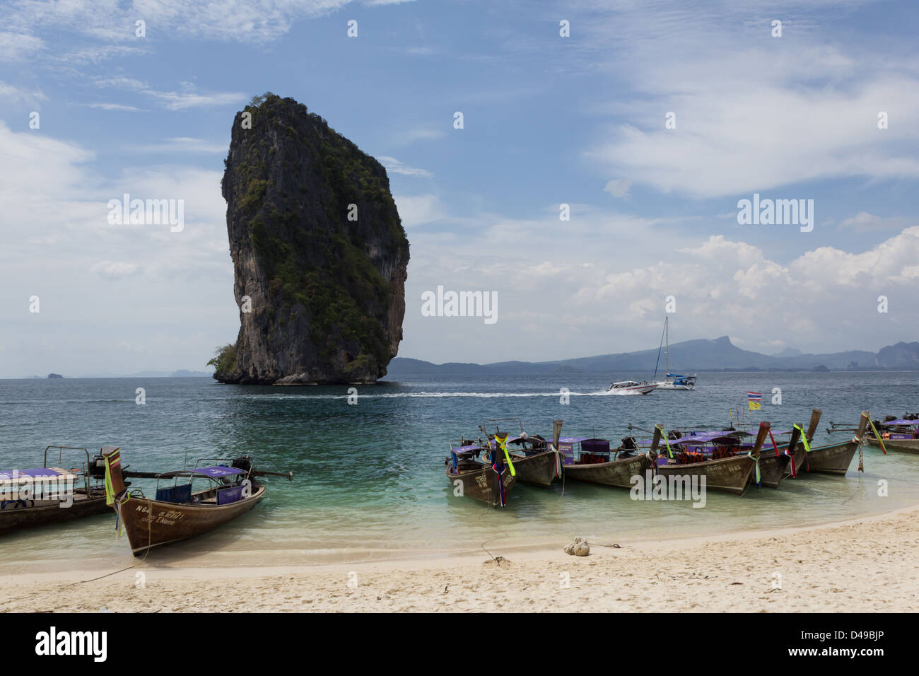 Longtail-Boot in der Nähe von Poda Island, Krabi, Thailand Stockfoto