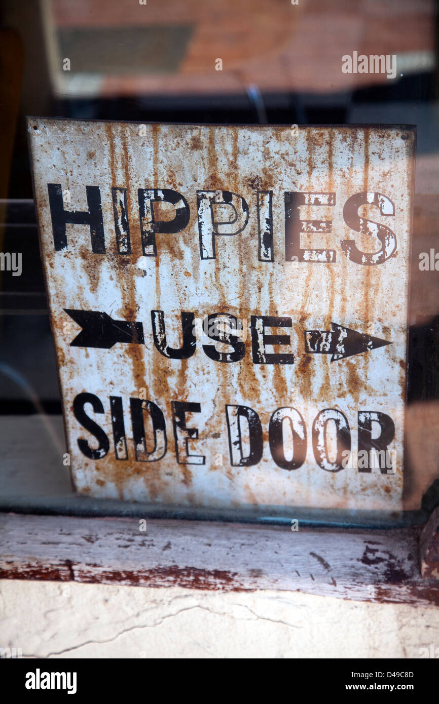 Hippies Use Side Door Zeichen Stockfoto