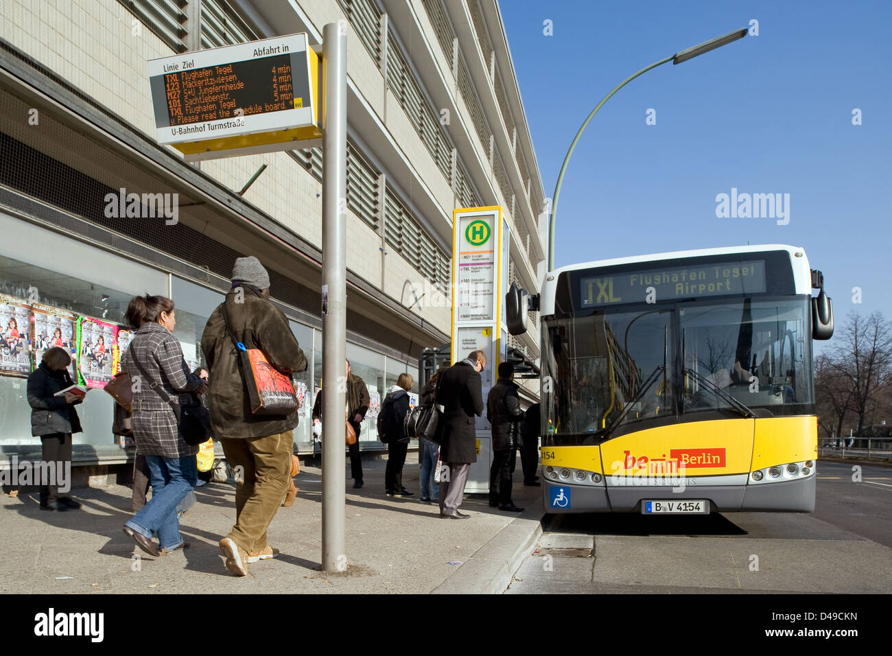 Berlin, Deutschland, BVG Bahnhof Turmstrasse mit Airport Express TXL Stockfoto