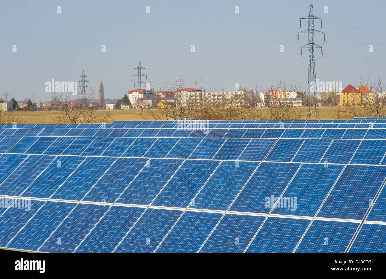 Lundenburg, Tschechische Republik, Sonnenkollektoren in einem Feld Stockfoto