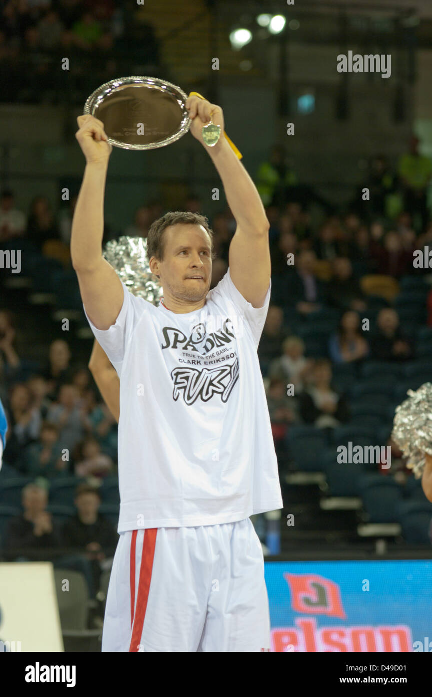 Glasgow, UK, 09. März 2013. Der Wertvollste Spieler der immer Ballin' BBL Herausforderung Schild Finale von Clark Eriksson Falkirk Fury Holding die Trophäe, nachdem Sie besiegten Stadt Edinburgh Könige im Emirates Arena Glasgow. Kredit Colin Edwards/Alamy leben Nachrichten Stockfoto