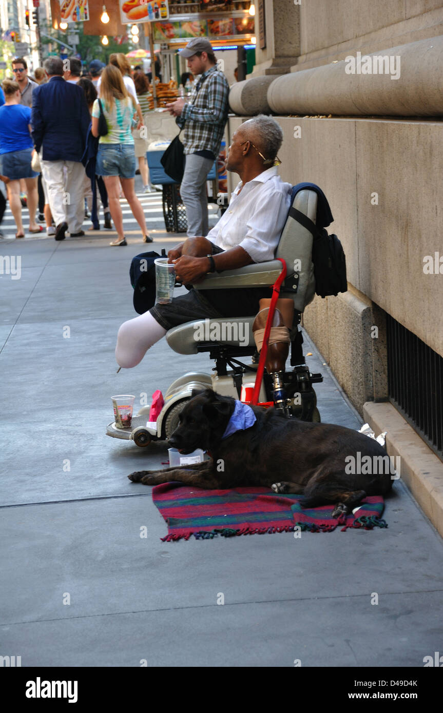 Behinderte Menschen, die Geld in New York gefordert Stockfoto