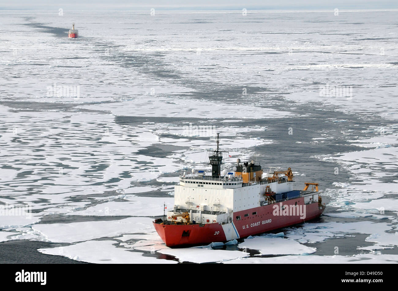 US Coast Guard Cutter Healy bricht Eis vor der kanadischen Küstenwache Schiff Louis S. St-Laurent 31. August 2009 in der Arktis. Die beiden Schiffe nehmen Teil an einer mehrjährigen, Multi-Agentur arktischen Umfrage, die hilft den nordamerikanischen Festlandsockel definieren. Stockfoto