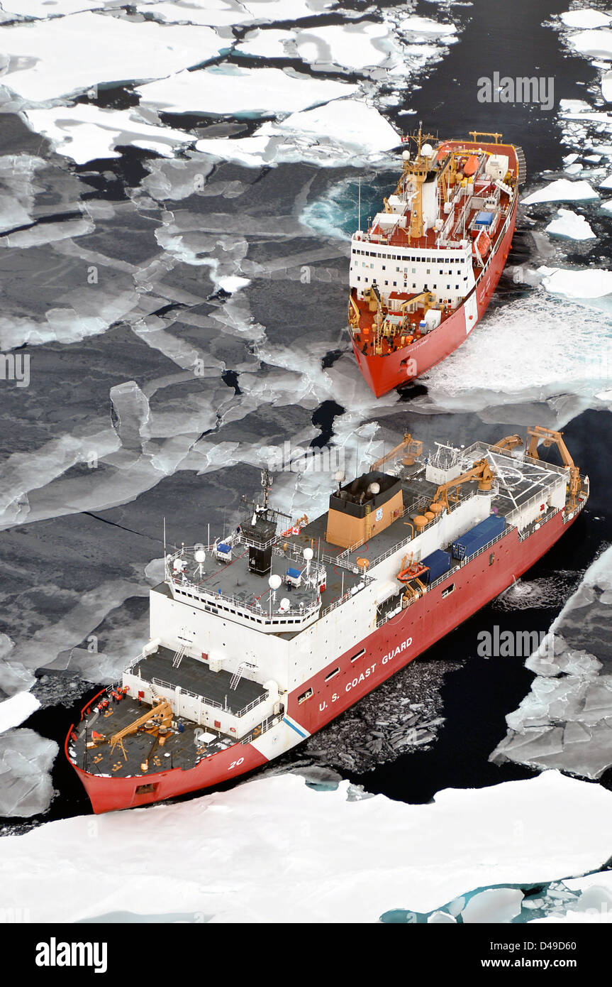 US Coast Guard Cutter Healy bricht Eis vor der kanadischen Küstenwache Schiff Louis S. St-Laurent 31. August 2009 in der Arktis. Die beiden Schiffe nehmen Teil an einer mehrjährigen, Multi-Agentur arktischen Umfrage, die hilft den nordamerikanischen Festlandsockel definieren. Stockfoto