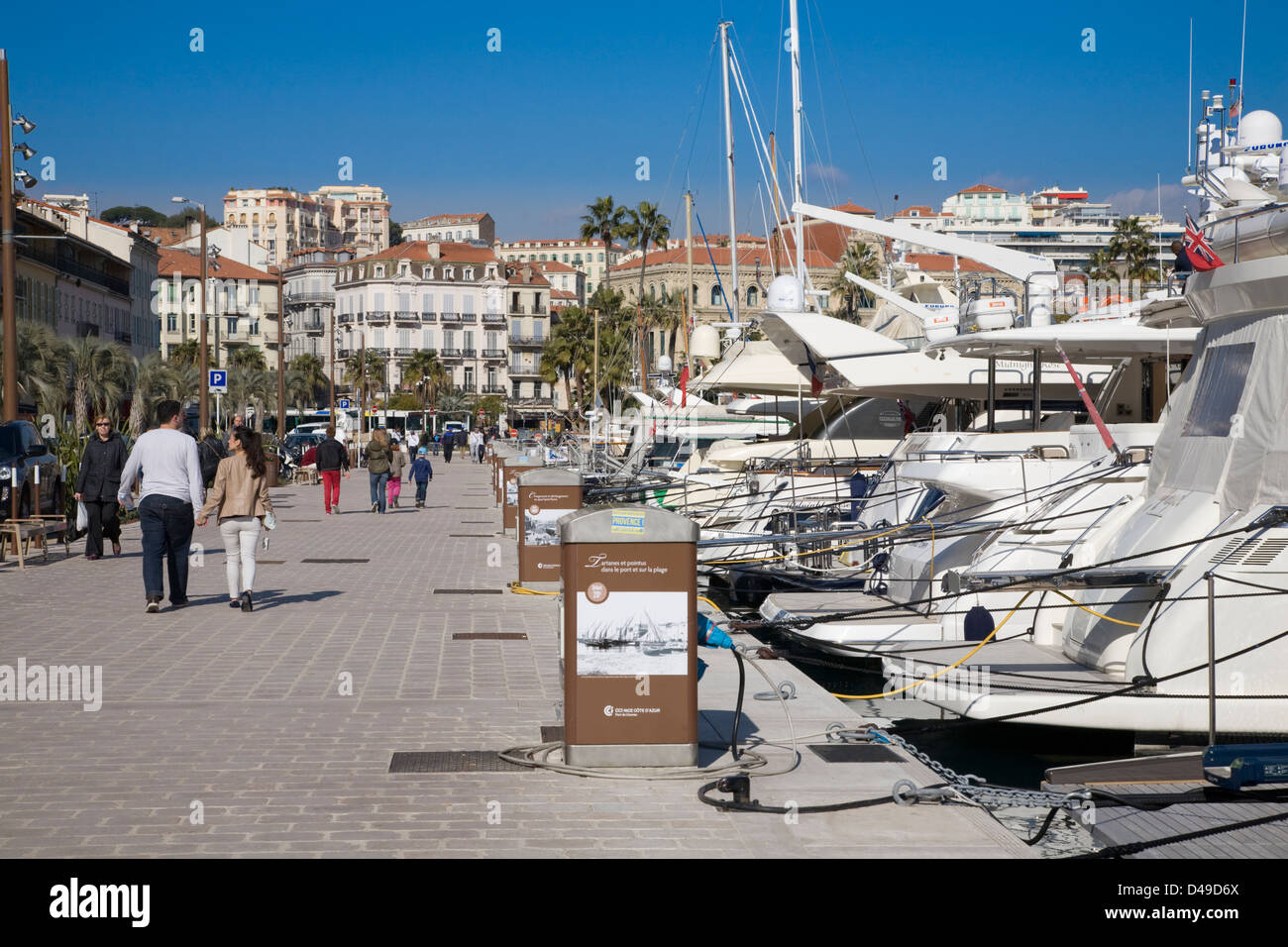 Luxus-Motoryachten im alten Hafen Hafen, Cannes, Frankreich Stockfoto