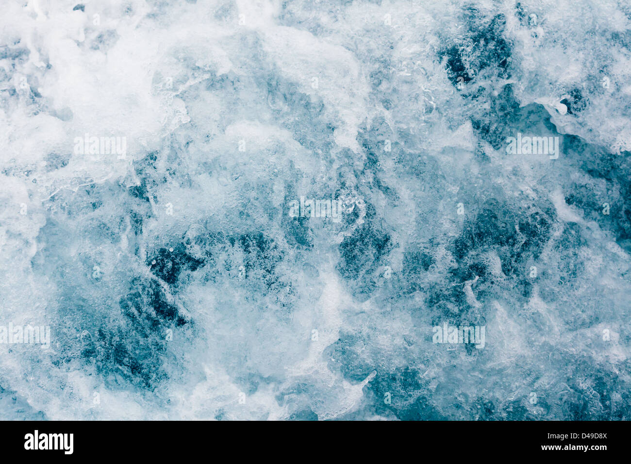 Weißer Schaum auf der Wasseroberfläche ein Meer von der Barentssee Stockfoto