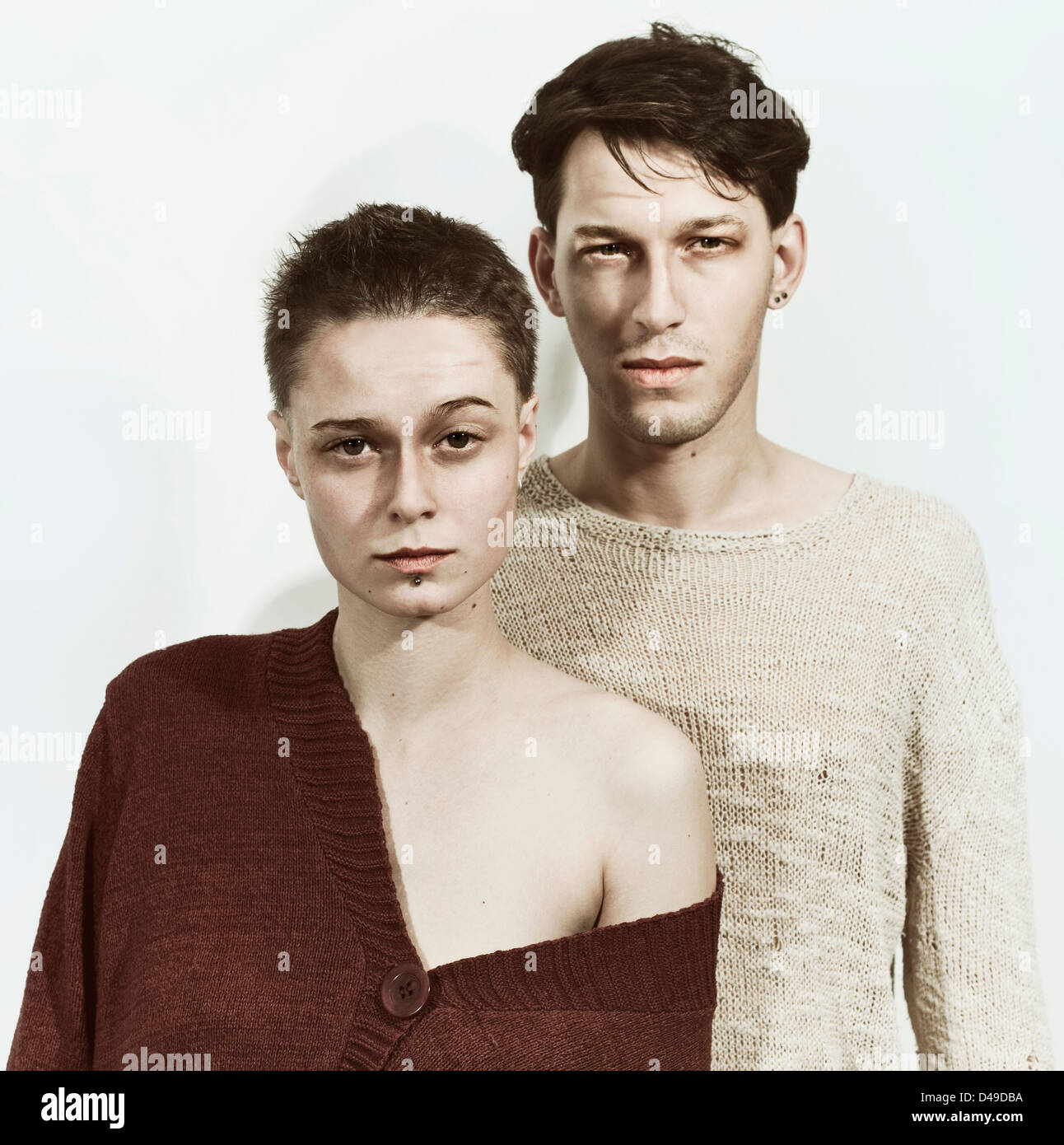 Studio-Porträt der ein junger Mann und eine Frau auf einem weißen Hintergrund Stockfoto