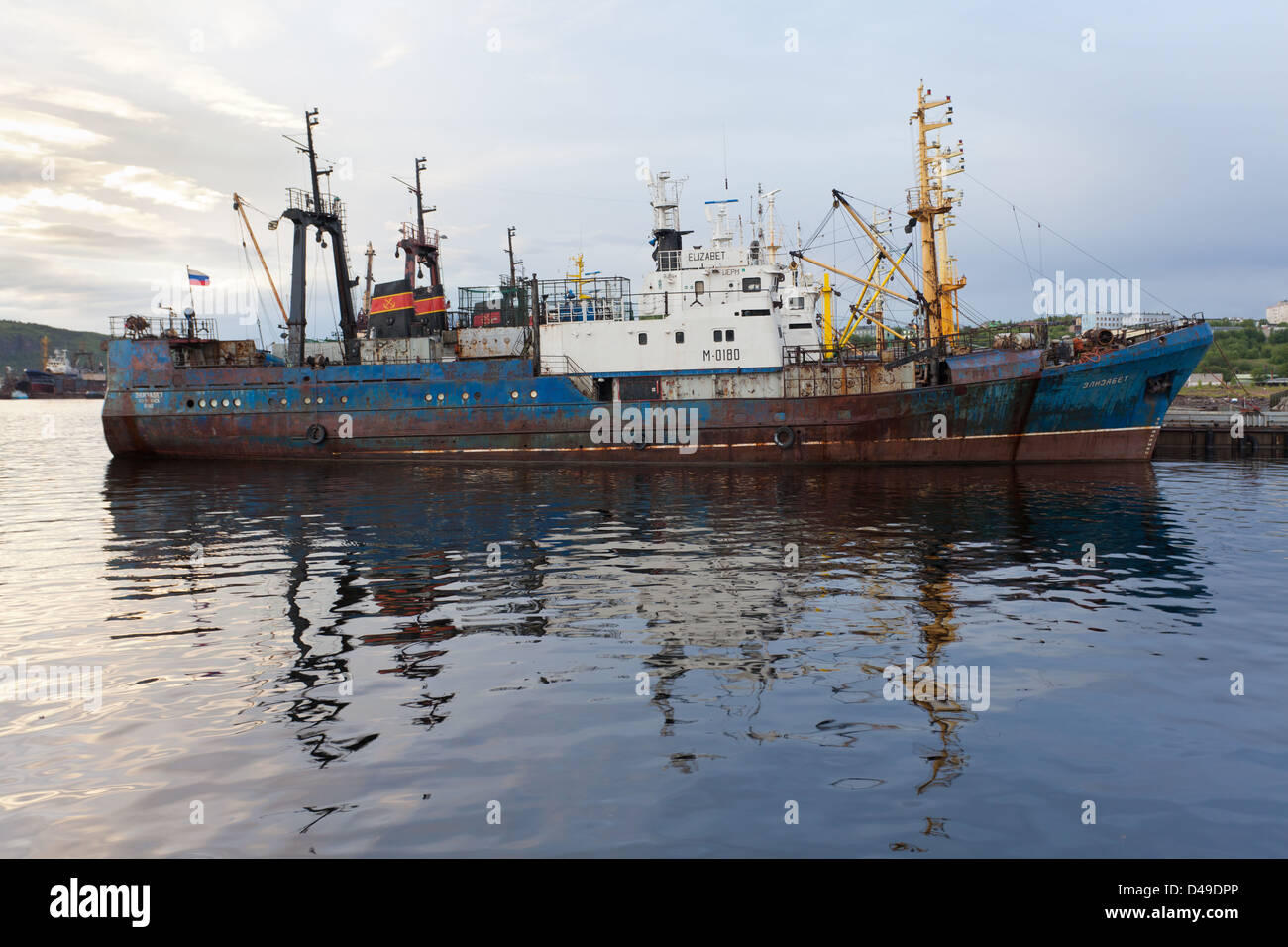 Alte Fischerei-Schiff in den russischen Hafen Murmansk Stockfoto