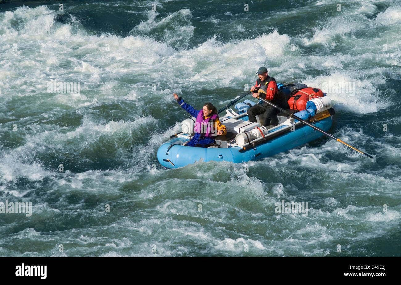Wildwasser-rafting durch Grab Creek Stromschnellen am Rogue River, Oregon. Stockfoto