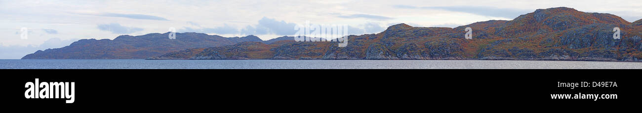 Panorama des rechten Ufers der Kola-Bucht am offenen Meer Stockfoto