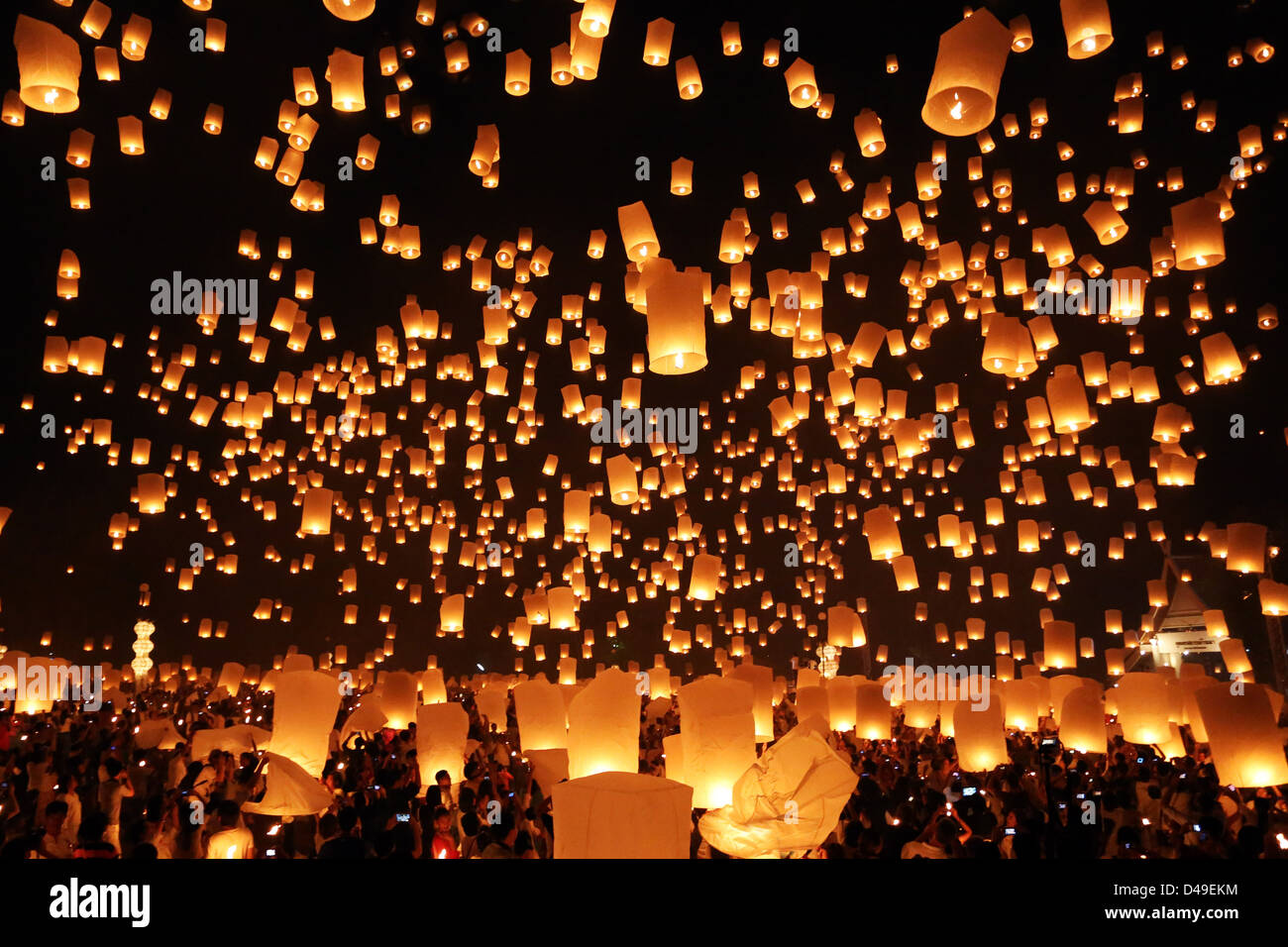 Yee Peng Odds schwimmende Laterne Zeremonie Teil der Loy Kratong Feierlichkeiten als Hommage an Buddha, Maejo, Chiang Mai, Thailand Stockfoto