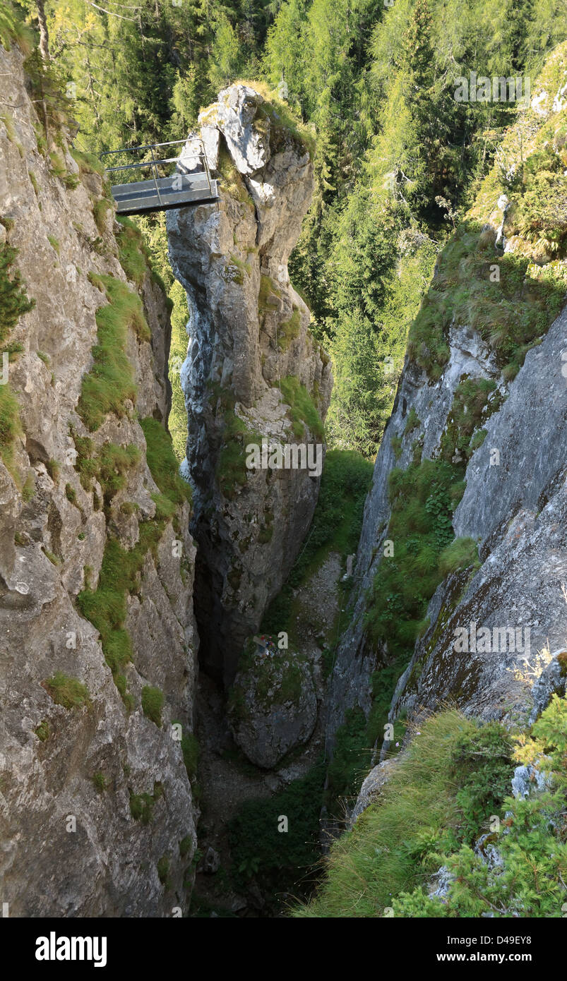 via Ferrata Sass de Rocia mit einer Metallbrücke über ein Monolith, italienischen Dolomiten Stockfoto