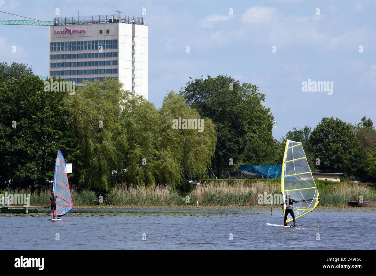 Potsdam, Deutschland, Surfer an der Havel, im Hintergrund das Hotel Mercure Stockfoto