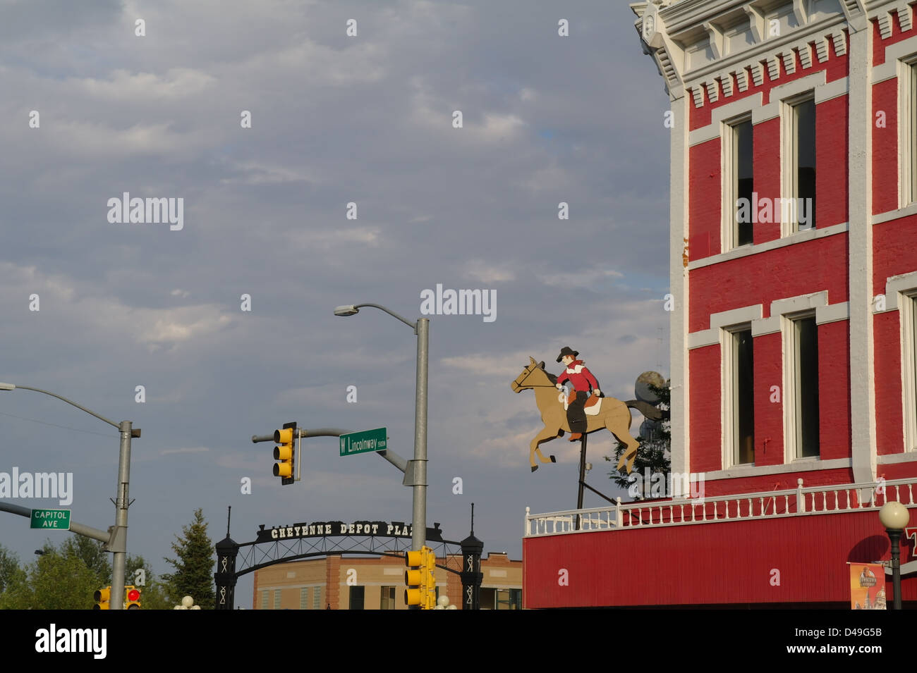 Grauen Himmel Abend Blick Cowboy Mannequin Reiten Pferd Ecke rote Farbe Wrangler Bekleidungsgeschäft, Lincolnway, Cheyenne, Wyoming, USA Stockfoto