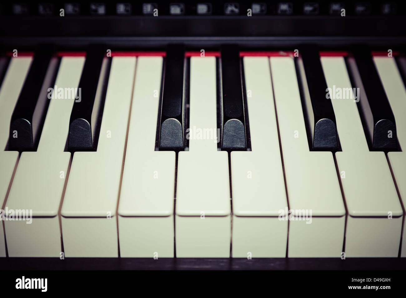 Nahaufnahme von Klaviertaste, Vorderansicht (Vintage-Stil-Effekt) Stockfoto