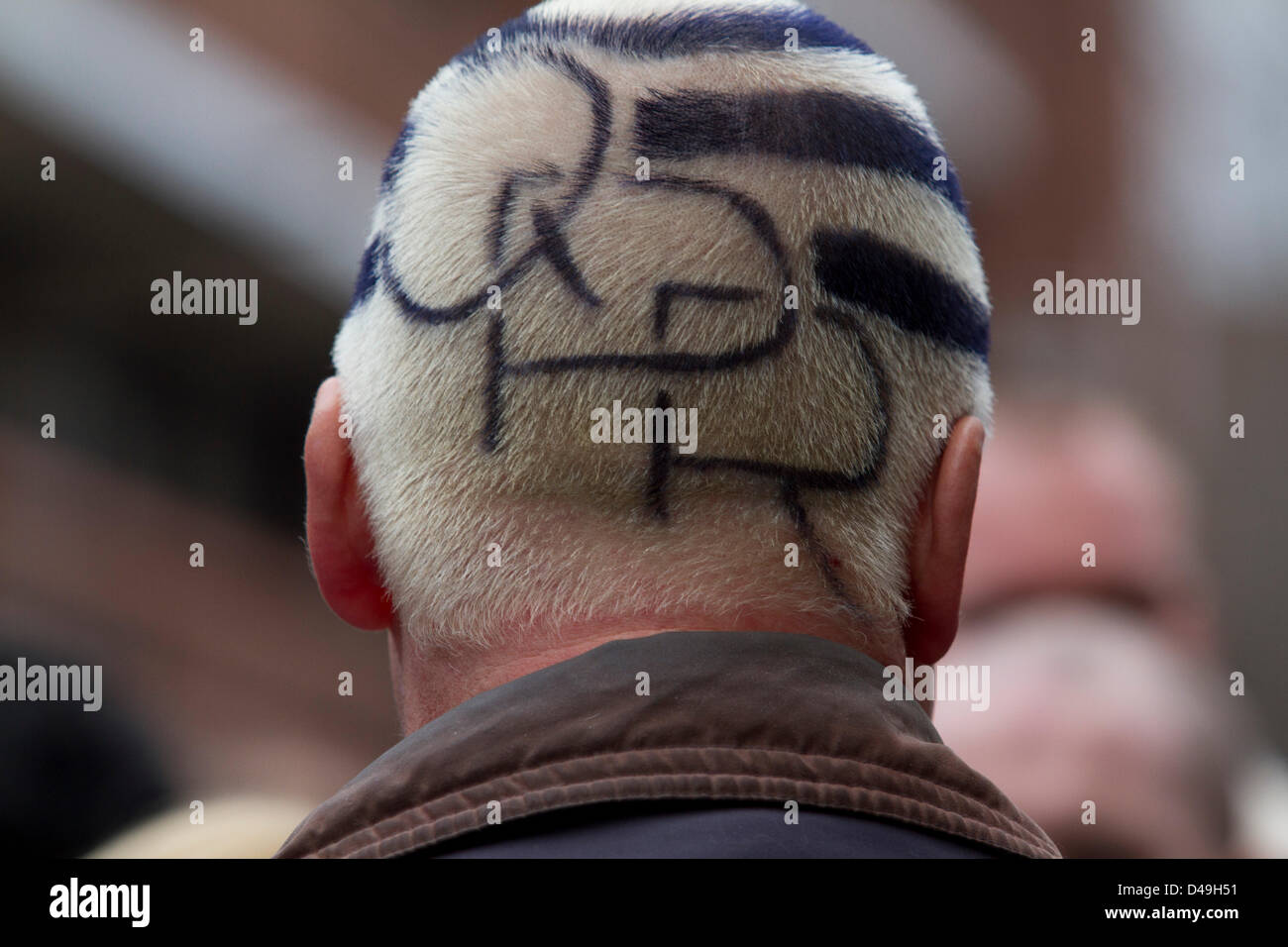 London, UK. 9. März 2013. 9. März 2013. London UK. Ein Anhänger Hinterkopf ist in den traditionellen Farben der Queens Park Rangers als Fußball Fans versammeln sich vor der englischen Premier-League-Spiel zwischen Queens Park Rangers und Sunderland FC im Stadion Loftus Road in London gemalt. Bildnachweis: Amer Ghazzal / Alamy Live News Stockfoto
