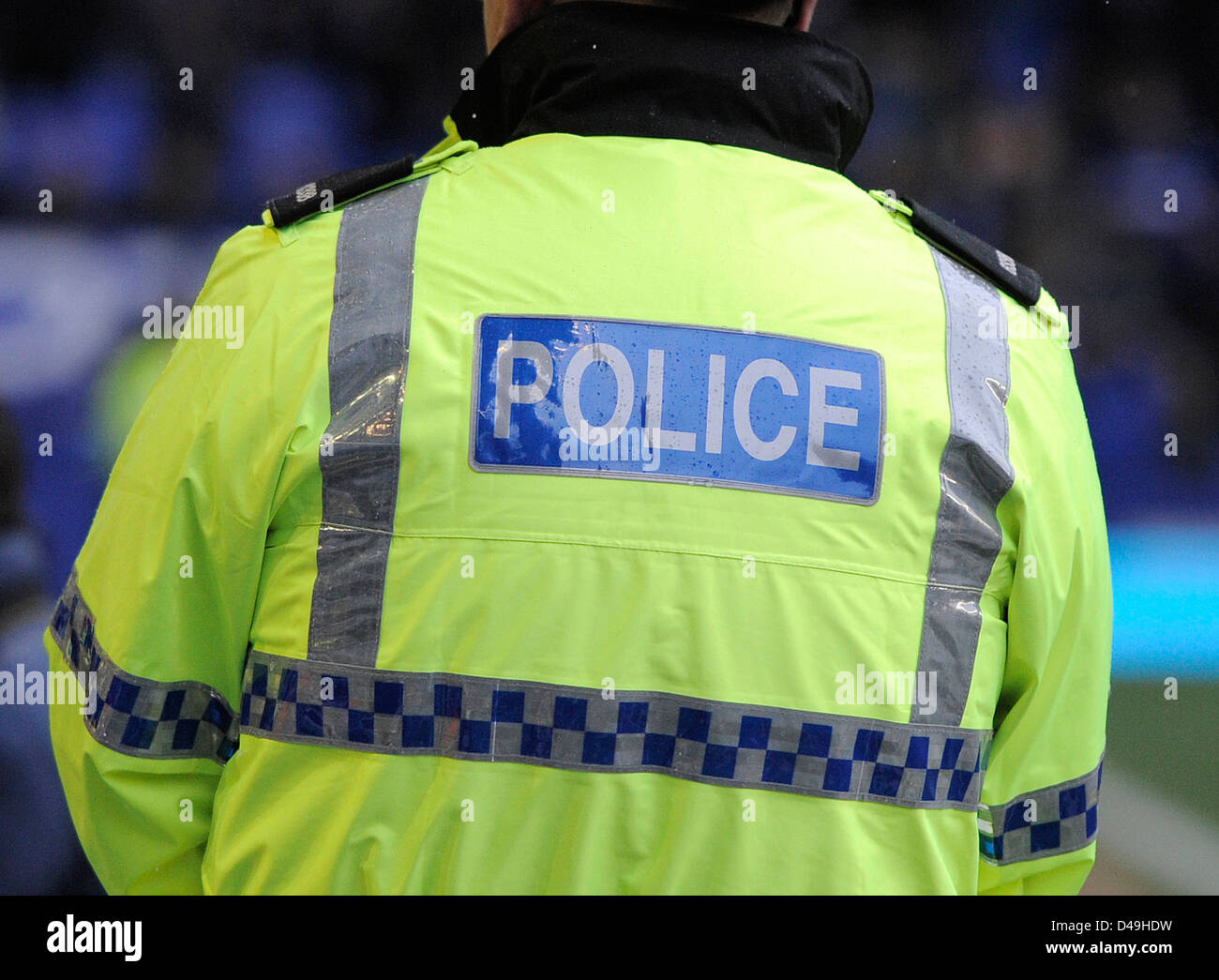 Ein Foto von der Rückseite des ein UK-Polizist Leuchtweste Anzeichen Polizei. Stockfoto