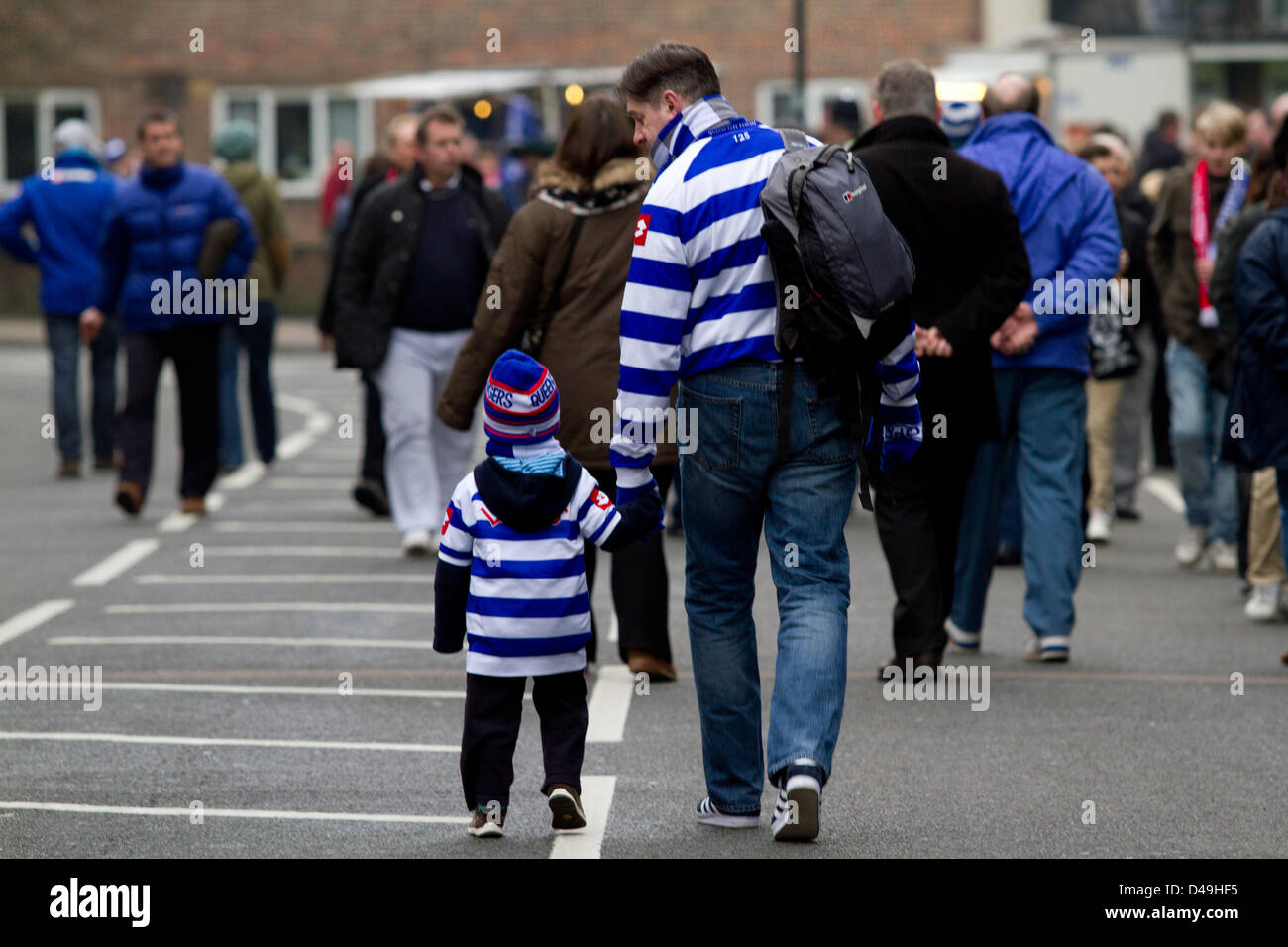 London, UK. 9. März 2013. 9. März 2013. London UK. Eine junge Fußball-Anhänger in Begleitung seiner Eltern vor den englischen Premier-League-Spiel zwischen den Queens Park Rangers und Sunderland FC im Stadion Loftus Road in London. Bildnachweis: Amer Ghazzal / Alamy Live News Stockfoto