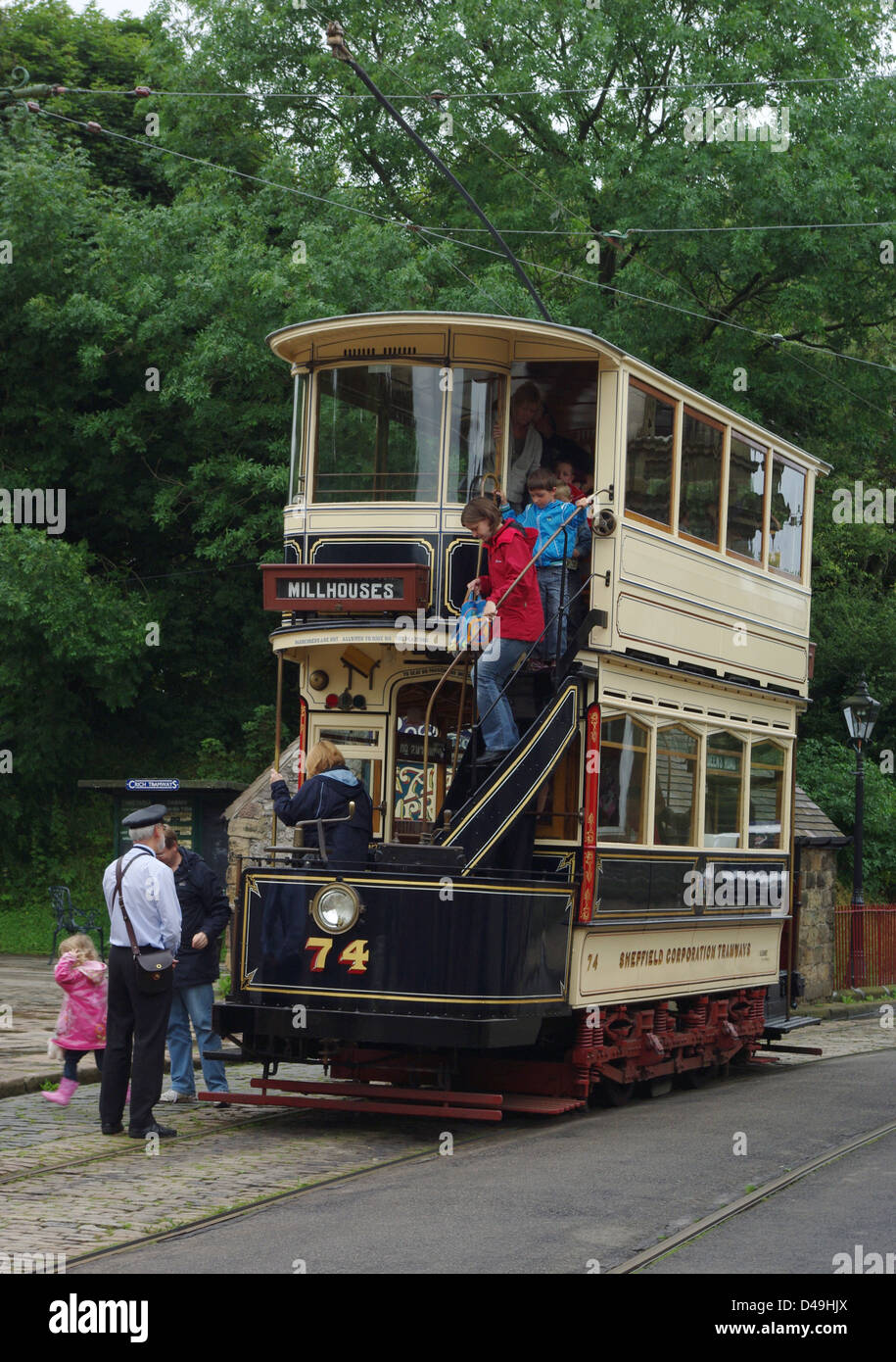 Passagiere steigen Sie aus einer Oldtimer-Straßenbahn bei Crich Tramway Museum Stockfoto