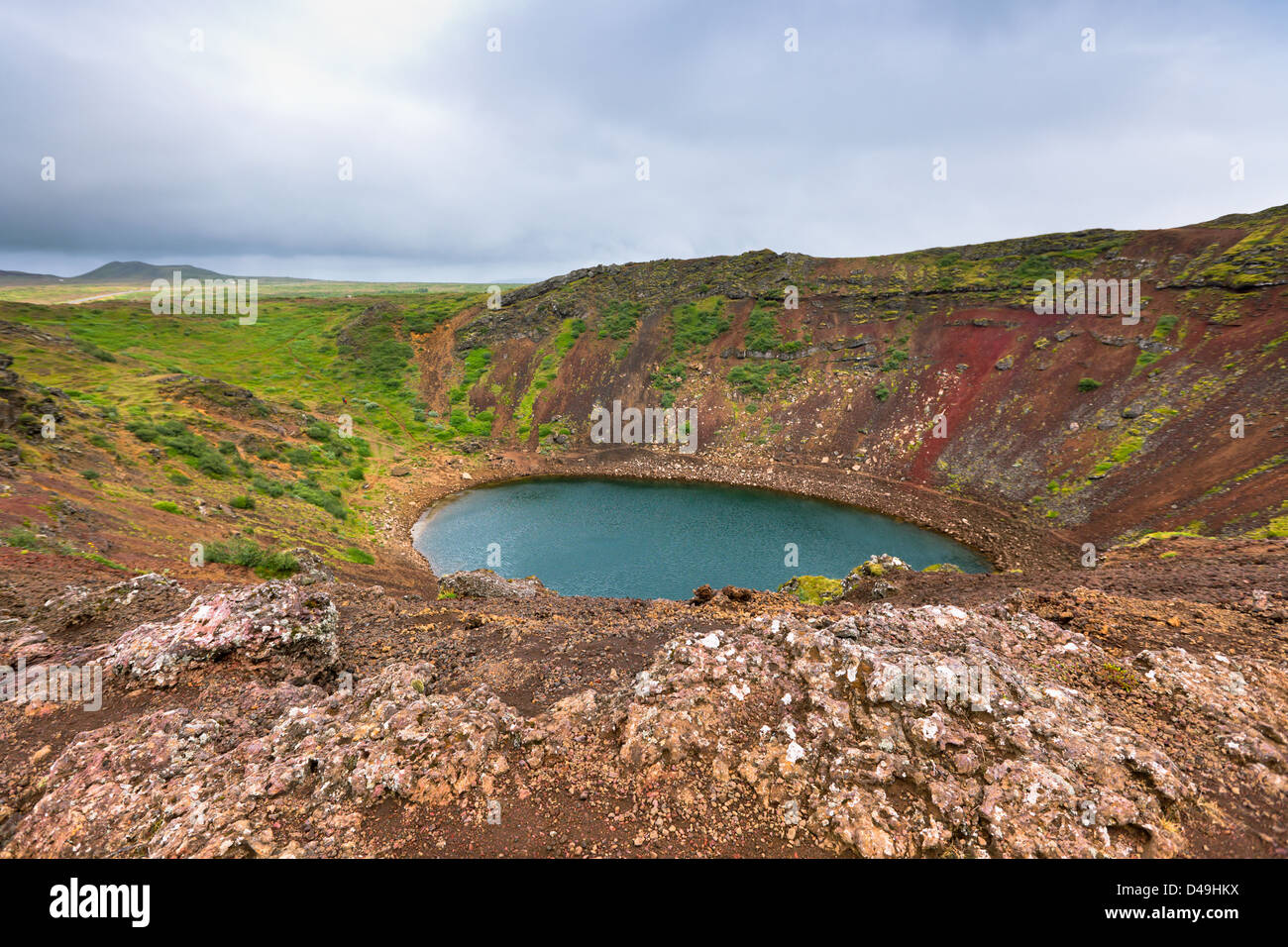 Mit Wasser gefüllte Krater eines erloschenen Vulkans Kerith. Das Hotel liegt in Island Stockfoto