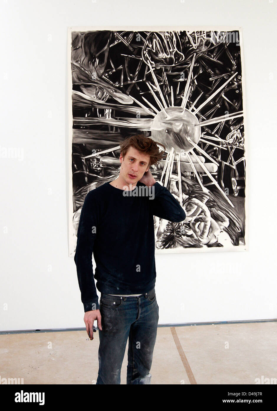 Berlin, Deutschland, belgischen Künstlers Rinus Van de Velde vor einem seiner Bilder Stockfoto