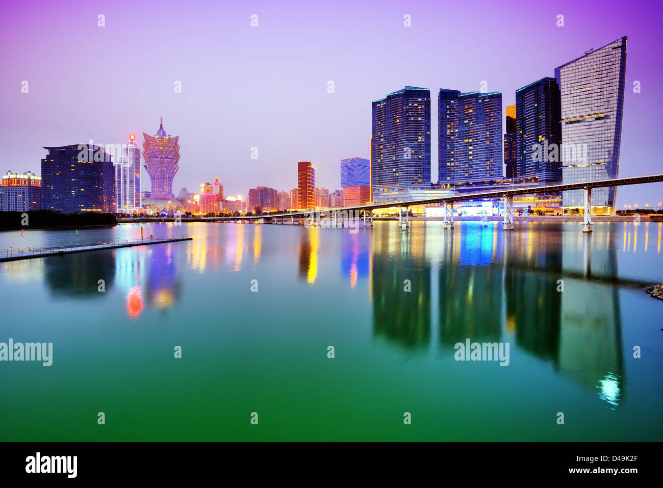 Resorts und Casinos entlang der Skyline von Macau, China. Stockfoto