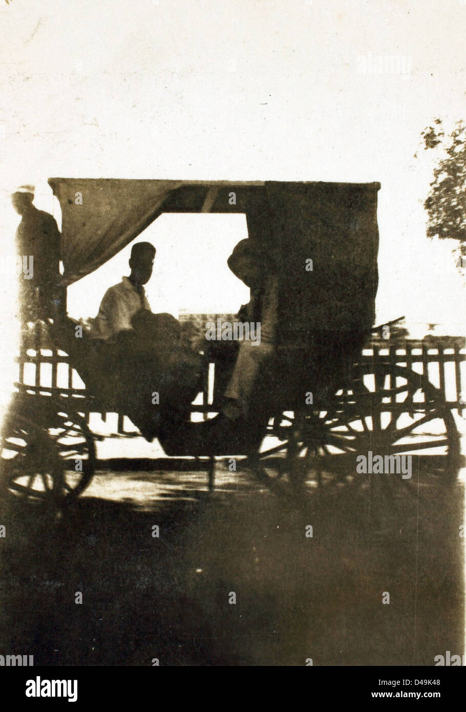 Der Gharry war ein traditionelles Pferdefahrzeug, das im Mittleren Osten eingesetzt wurde und hier in Assuan abgebildet ist. Sie diente als Verkehrsträger in Gebieten, in denen moderne Fahrzeuge nur begrenzt zugänglich waren. Stockfoto