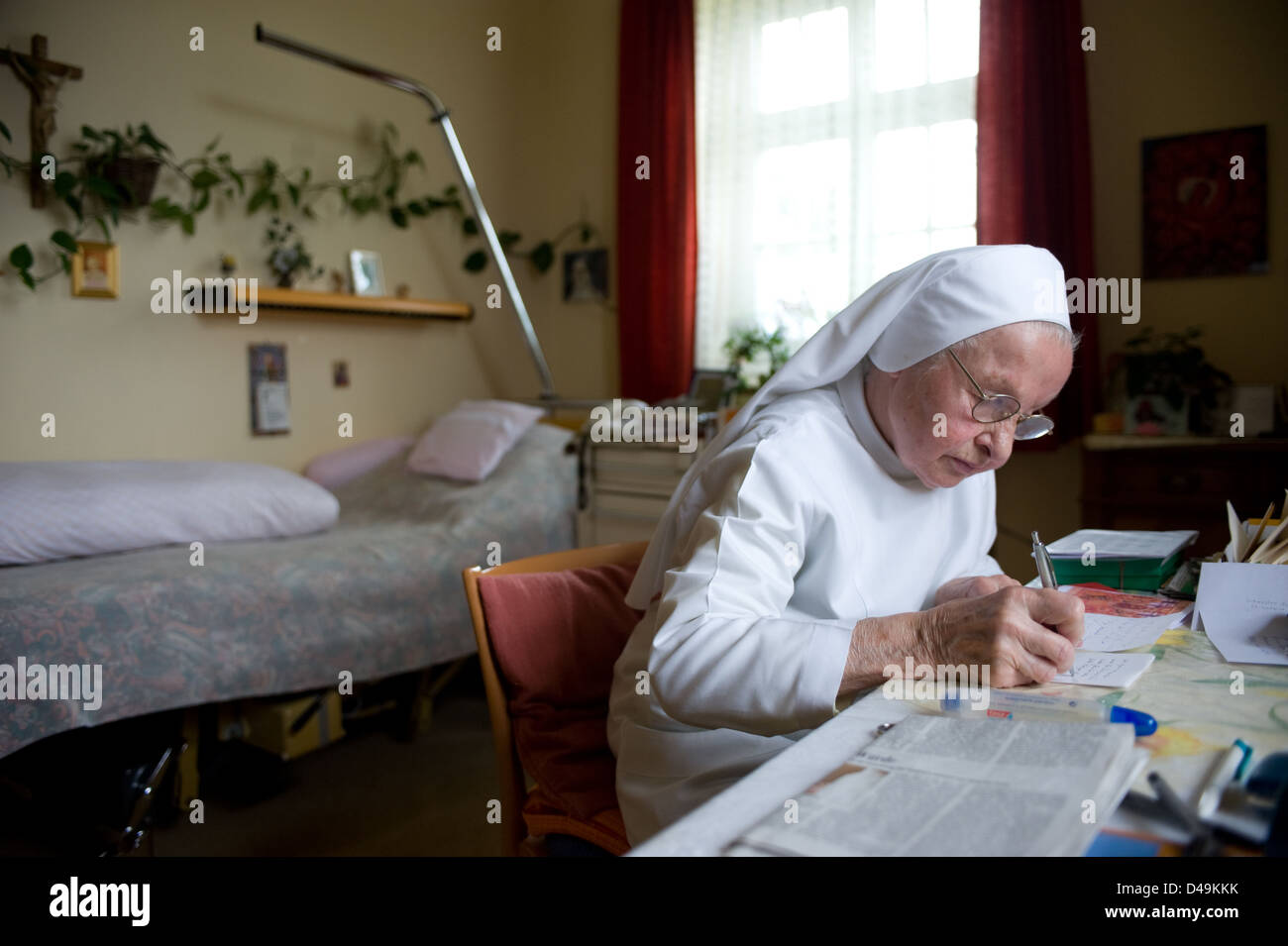 Heitersheim, Deutschland, eine Schwester in ihrem Zimmer Stockfoto