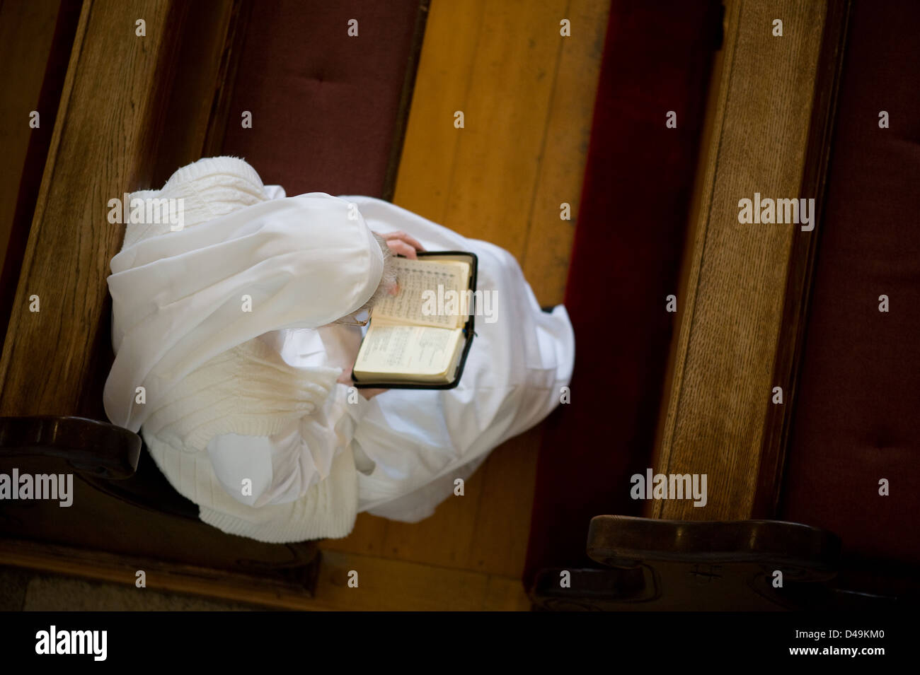 Heitersheim, Deutschland, liest eine Schwester das Gebetbuch der Kirche Stockfoto