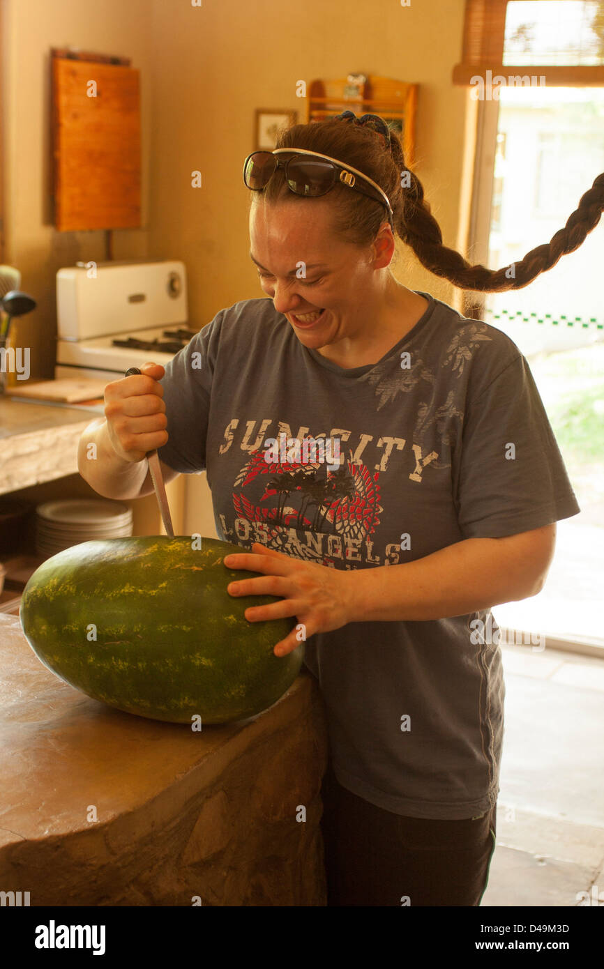 Angriff der Wassermelone mit einem Messer von Mädchen mit verrückten  wahnsinnigen verrückt komisch lustig psychopathischen Blick Stockfotografie  - Alamy