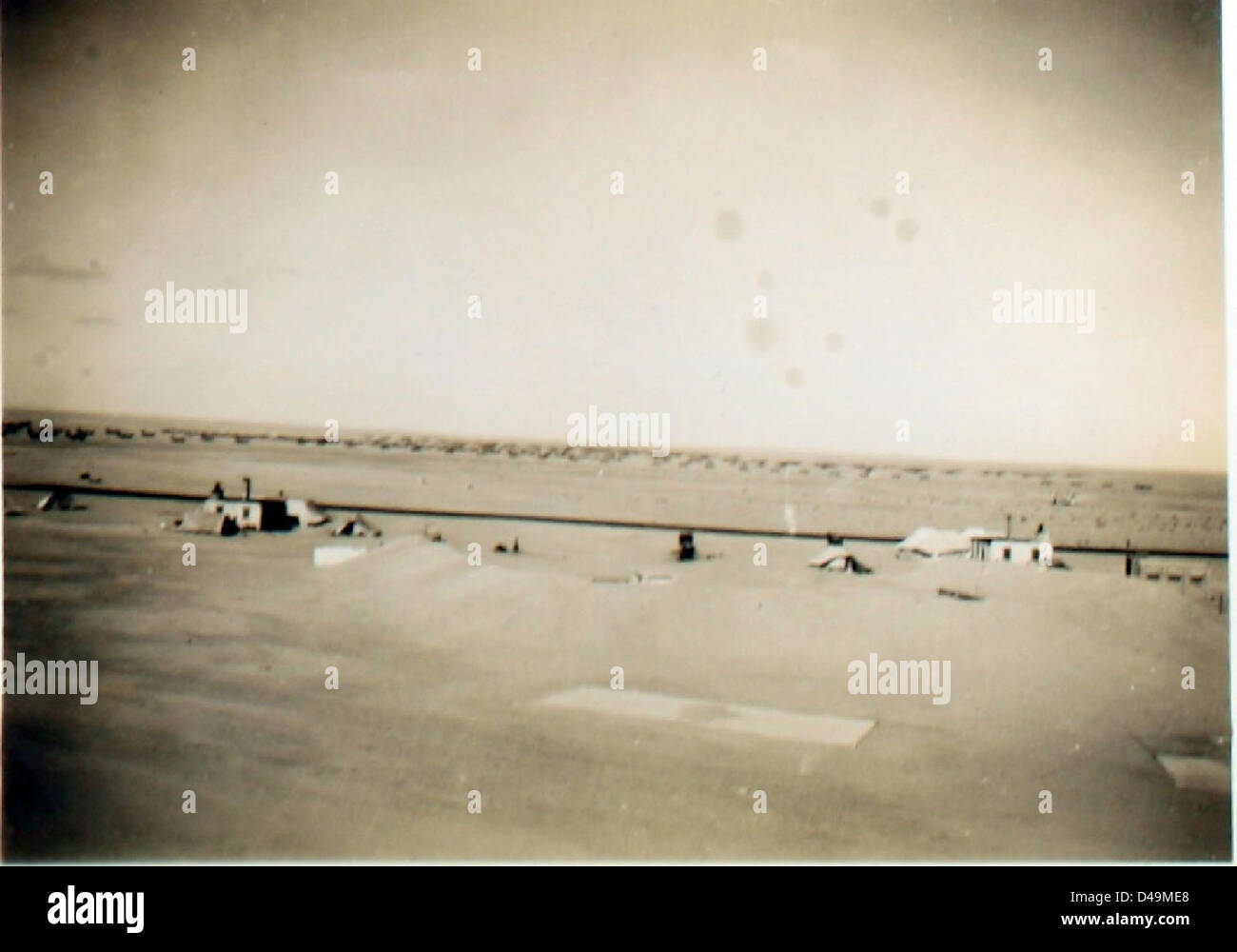 135 MU (Maintenance Unit) in Ägypten während des Zweiten Weltkriegs war eine wichtige operative Basis, wobei Persönlichkeiten wie Edwin Newman zu seiner Geschichte beitrugen. Der Standort ist mit den Operationen der RAF und des Nahen Ostens verbunden. Stockfoto