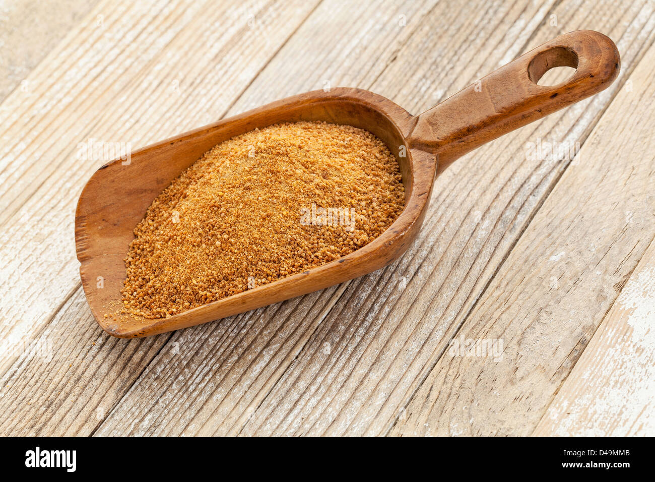 eine hölzerne rustikale Kugel unraffiniertes Coconut Palmzucker auf einem weiß lackierten Grunge Holz Hintergrund Stockfoto