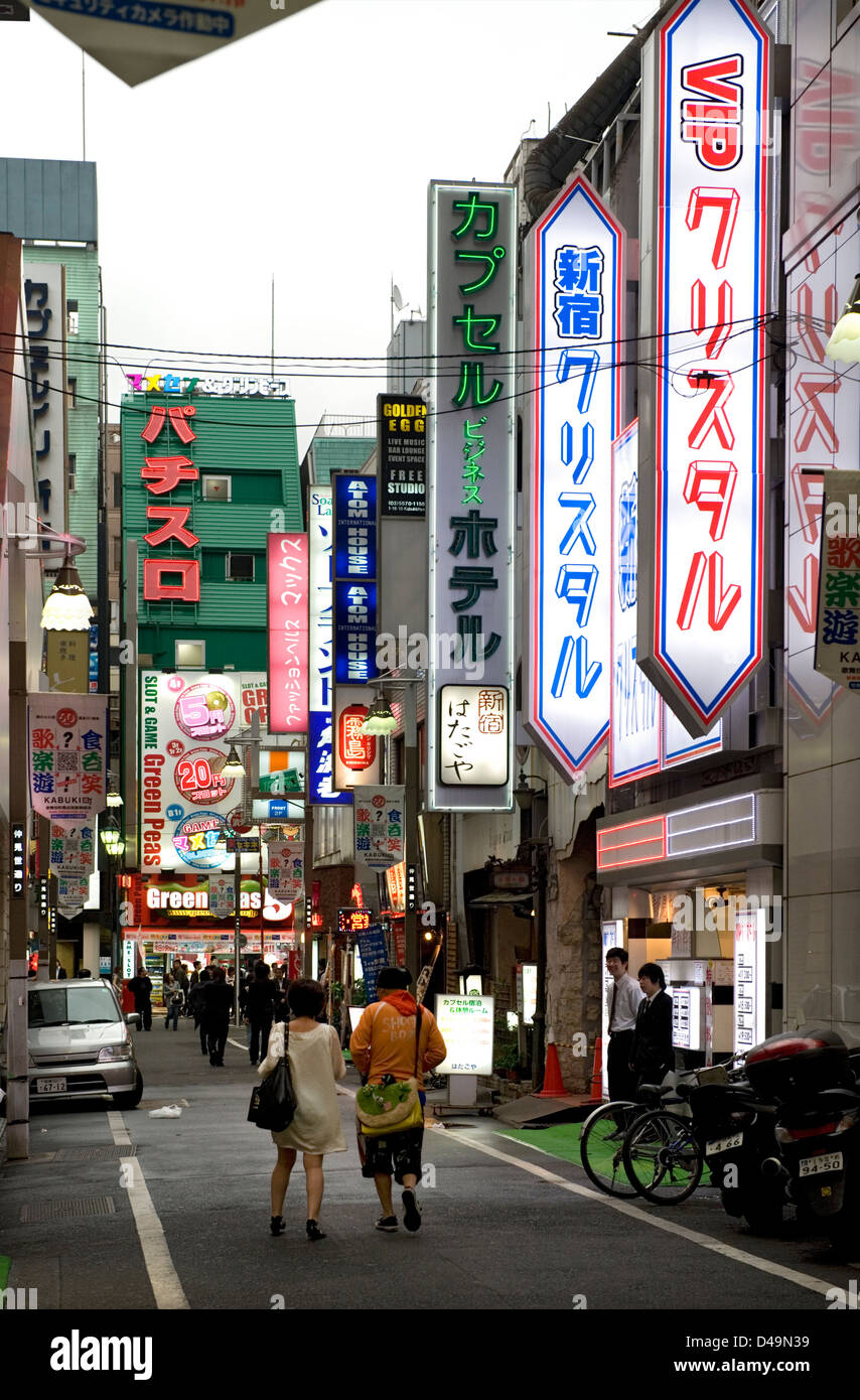 Neon Werbeschilder decken Gebäudefassaden in Einkaufs- und Erwachsenen Vergnügungsviertel Kabukicho in East Shinjuku, Tokio Stockfoto