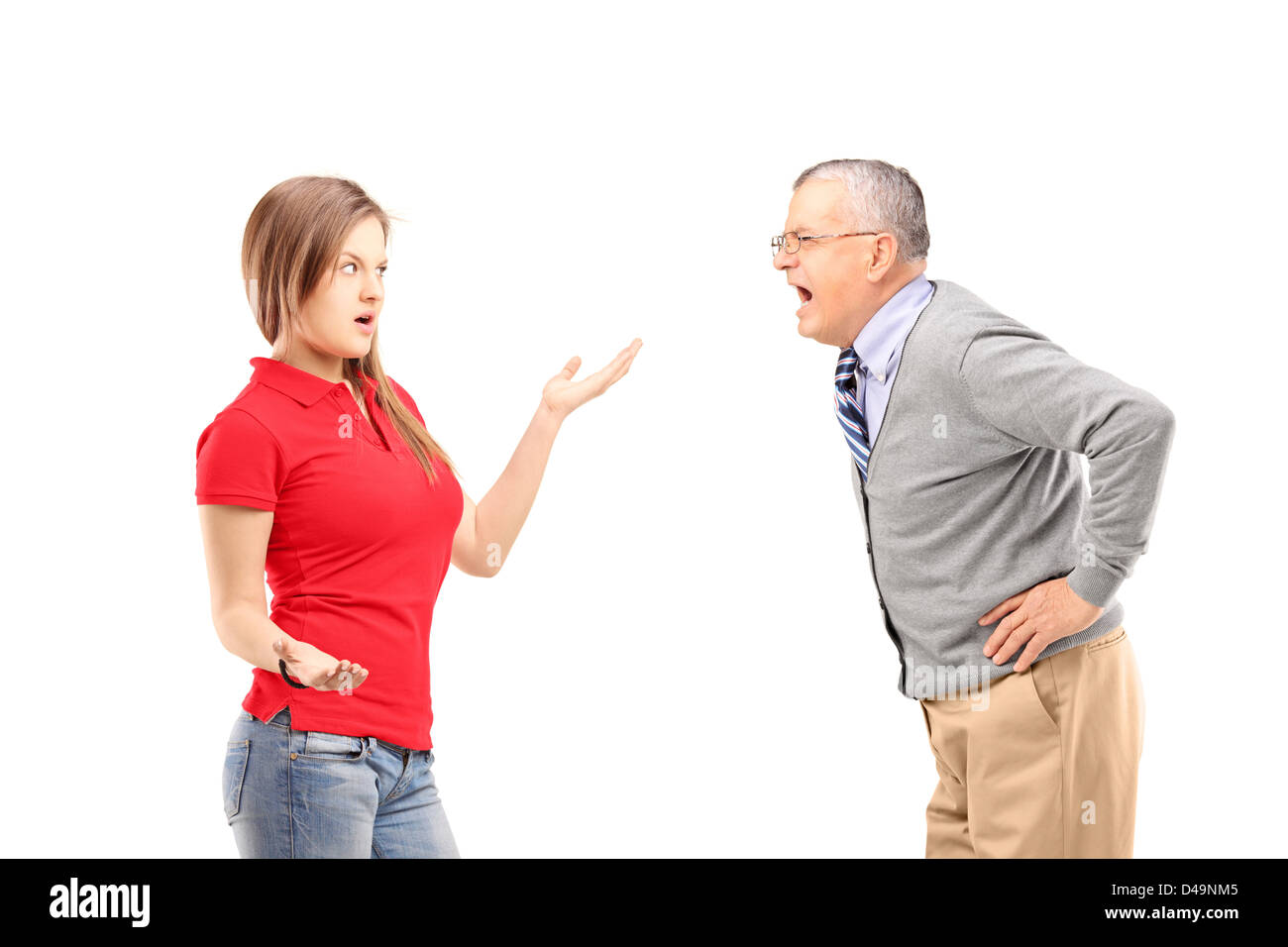 Wütend reifer Mann schrie eine junge Frau, die isoliert auf weißem Hintergrund Stockfoto