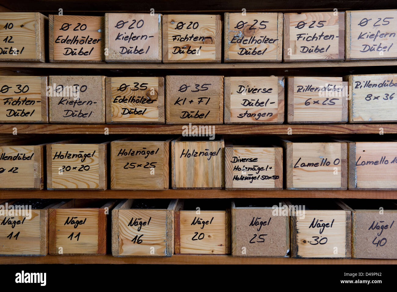 Meiningen, Deutschland, sortierten Nägel und Dübel in der Werkstatt von Orgelbauer Stockfoto