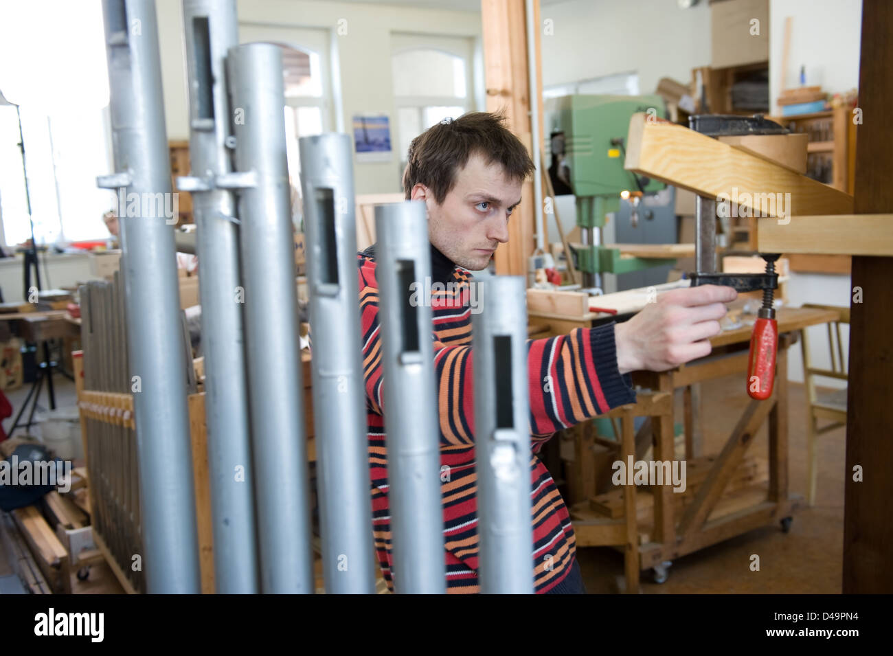 Meiningen, Deutschland, Orgelbauer in seiner Werkstatt Stockfoto